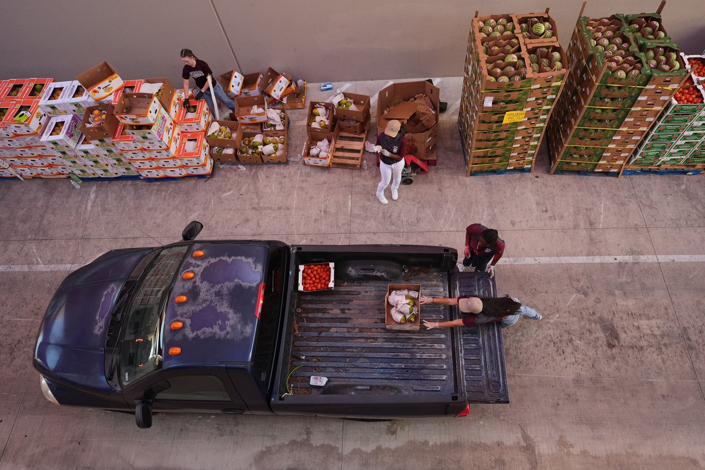 Photos of Americans turning to food pantries as shutdown drags on | iNFOnews.ca