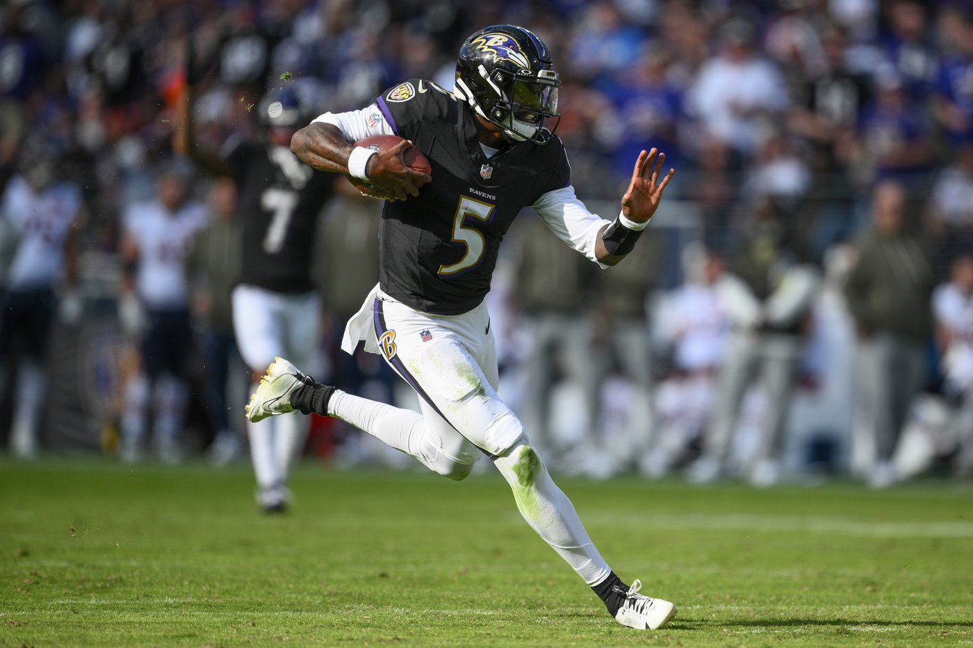 Tyler Huntley leads Ravens past Bears 30-16, Derrick Henry scores 2 TDs for Baltimore | iNFOnews.ca
