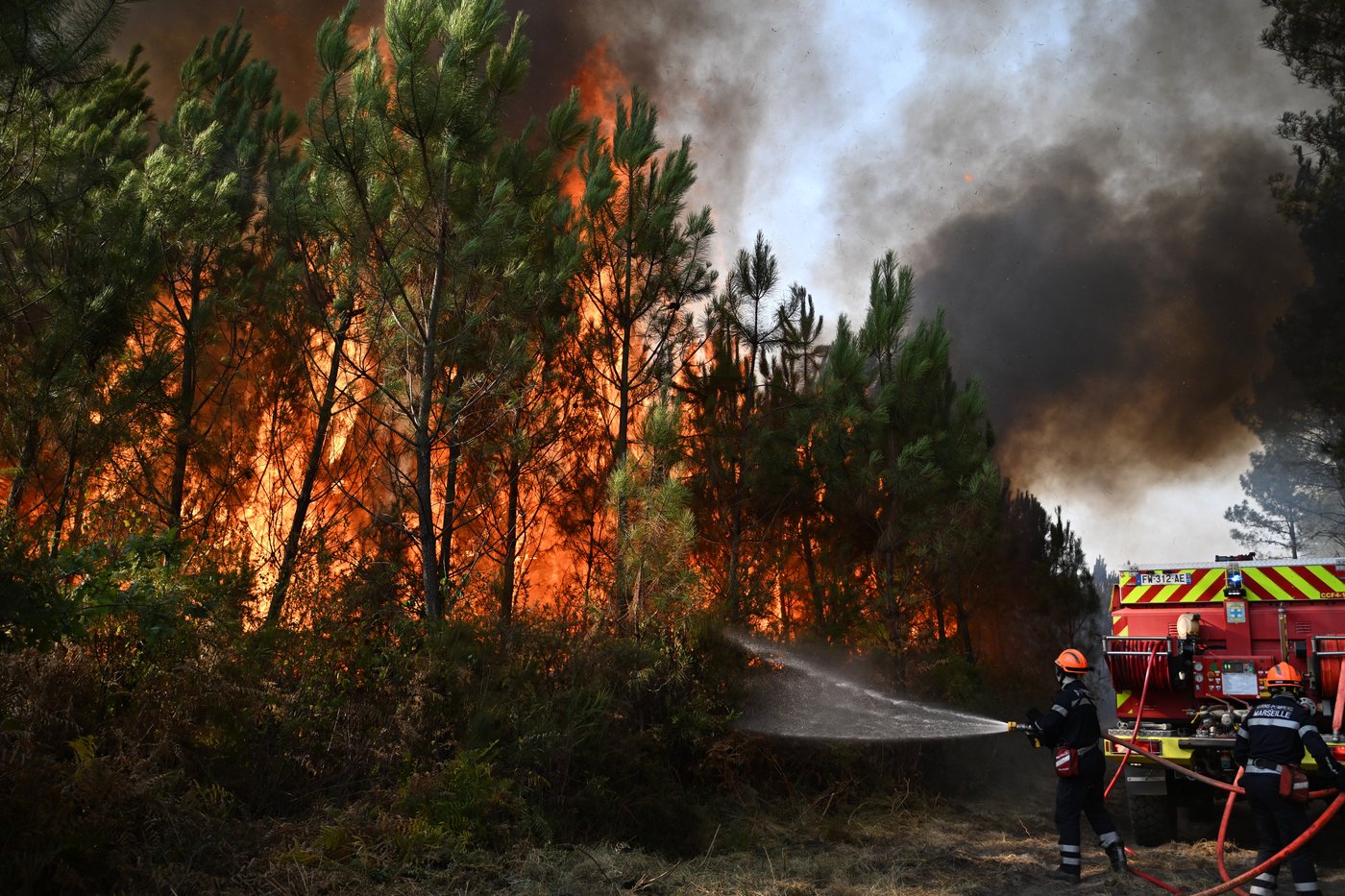 Europe battles fast-moving wildfires sweeping across Spain and France, in photos | iNFOnews.ca