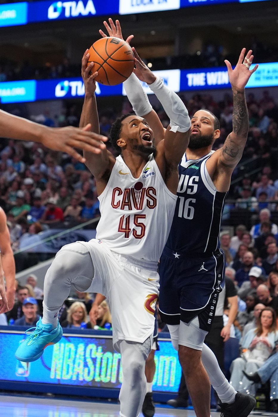 Evan Mobley scores 29 points and the Cavaliers rout the Mavericks 138-105 | iNFOnews.ca