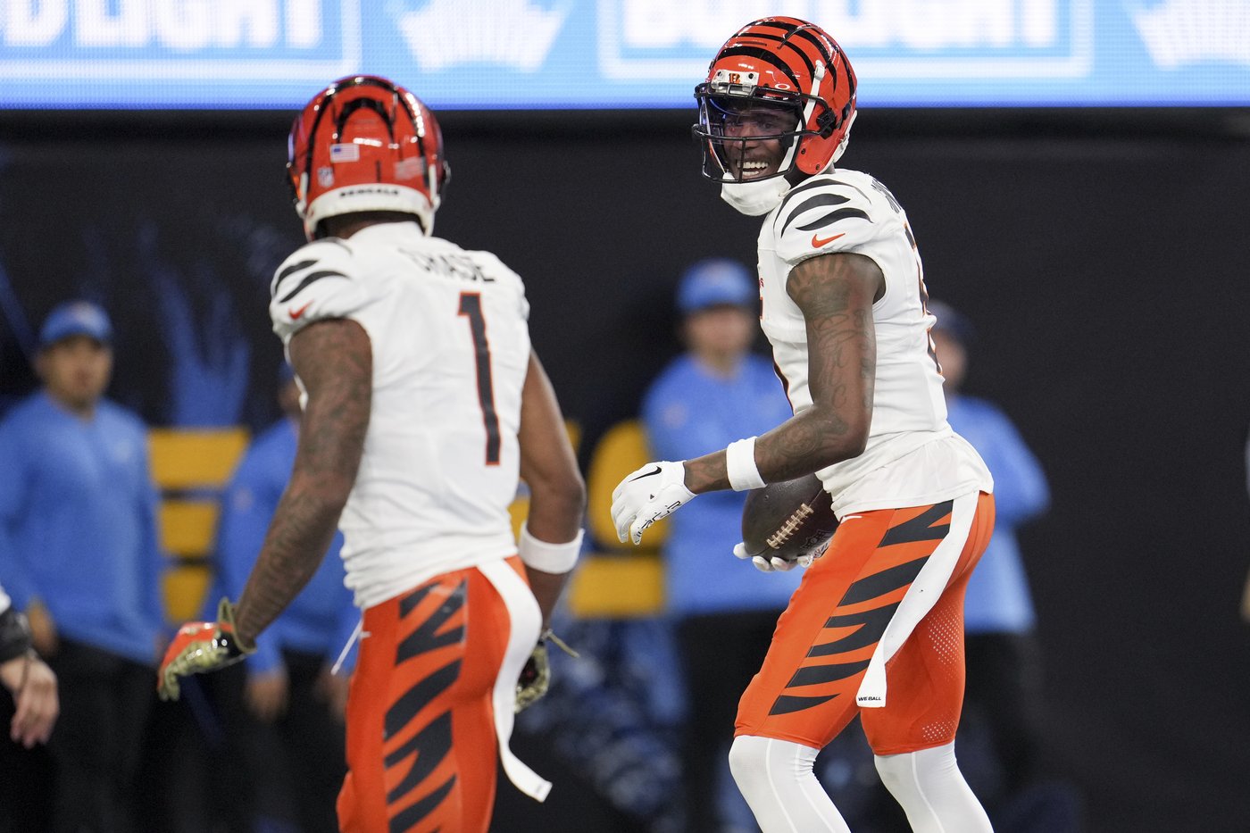 Chargers beat Bengals 34-27 on Dobbins' late TD after squandering 21-point lead | iNFOnews.ca Chargers beat Bengals 34-27 on Dobbins' late TD after squandering 21-point lead | iNFOnews.ca