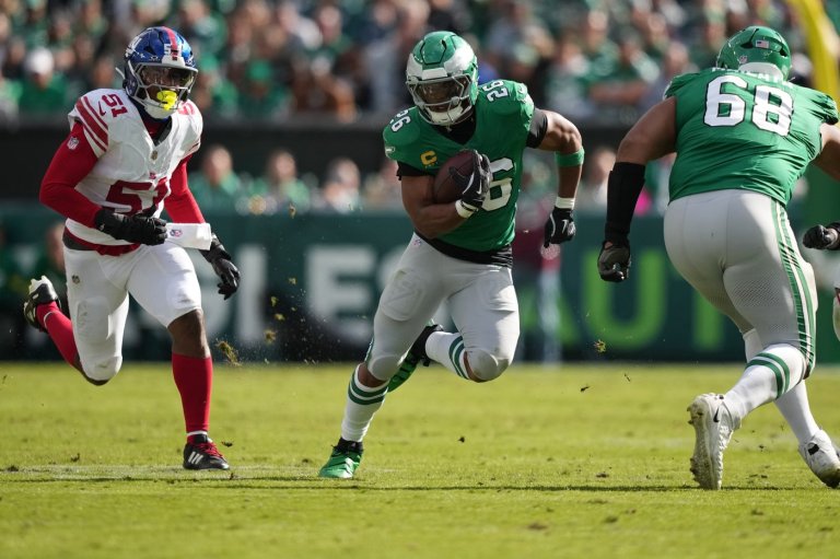 Eagles running back Saquon Barkley suffers groin injury against Giants | iNFOnews.ca Eagles running back Saquon Barkley suffers groin injury against Giants | iNFOnews.ca