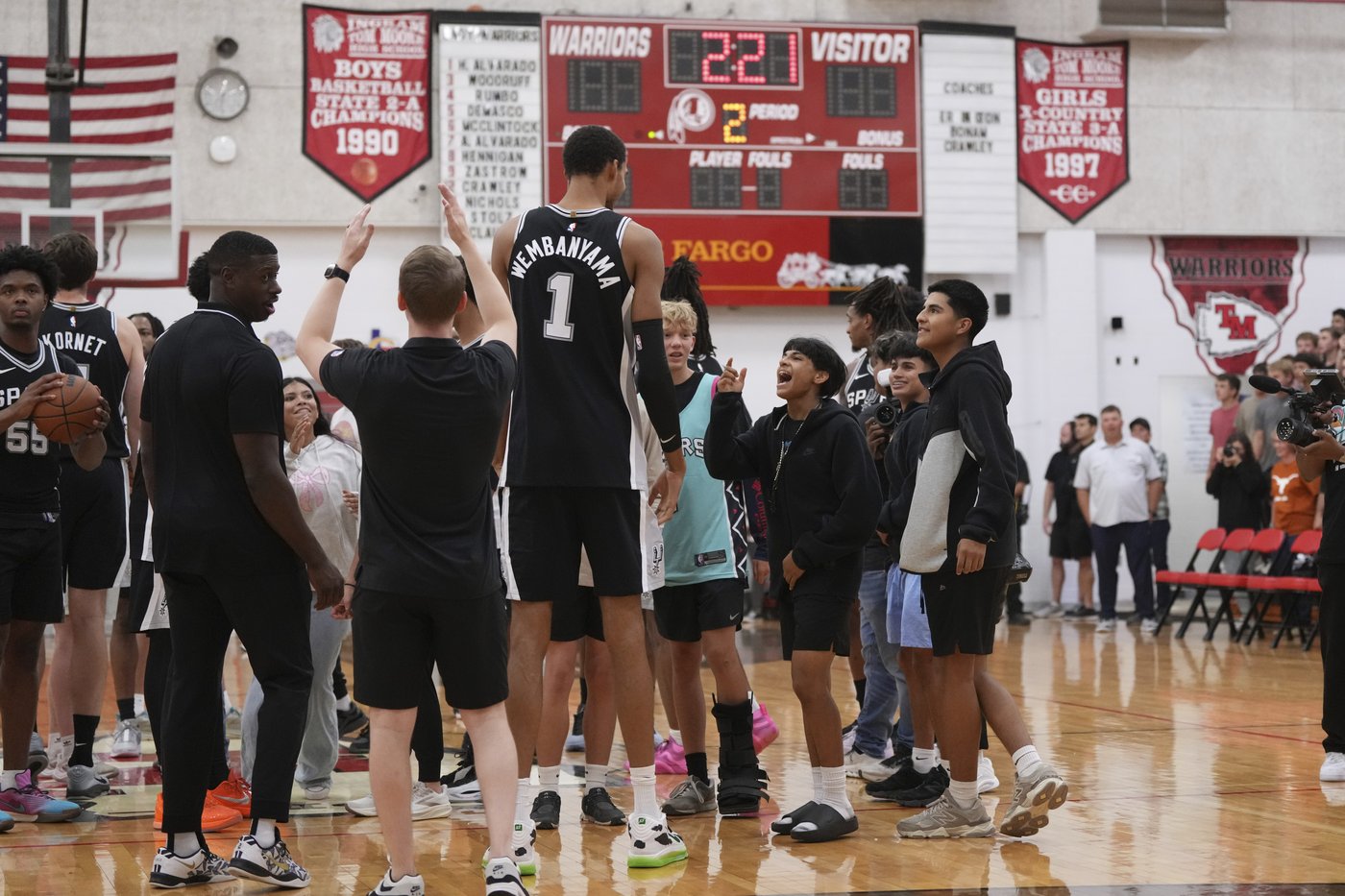 Spurs surprise central Texas students with visit after deadly flash flood | iNFOnews.ca Spurs surprise central Texas students with visit after deadly flash flood | iNFOnews.ca