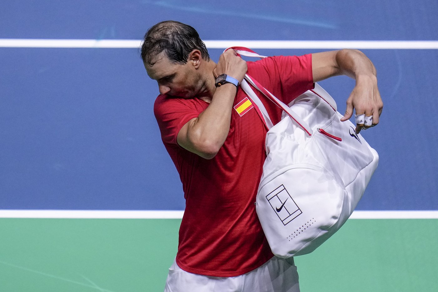 An emotional Rafael Nadal retires at the Davis Cup after he loses and Spain is eliminated | iNFOnews.ca