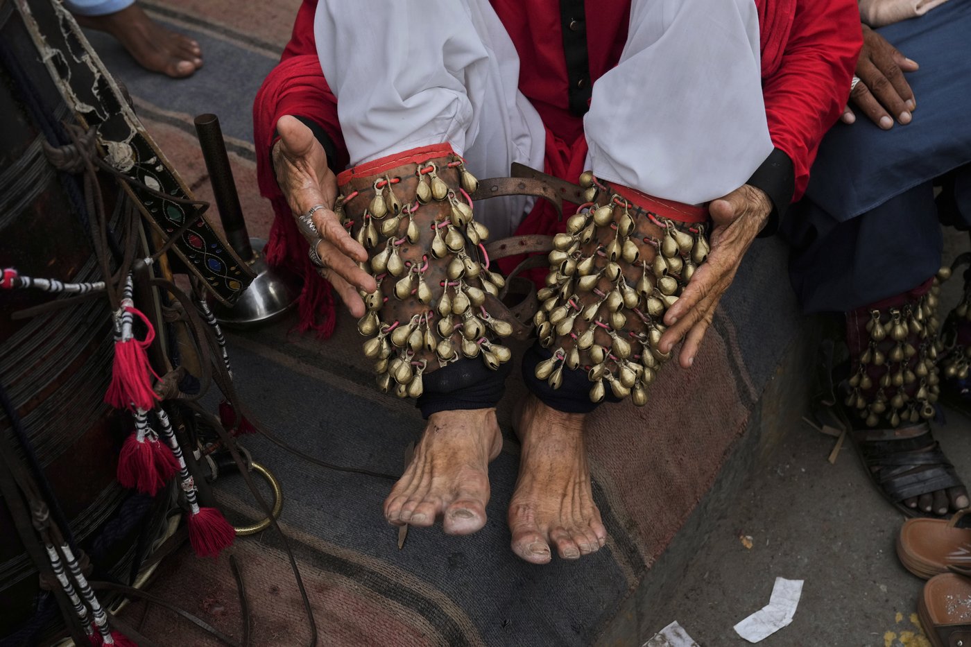 Photos of Pakistan honoring a Sufi saint with drumming, dancing, and bright lights | iNFOnews.ca