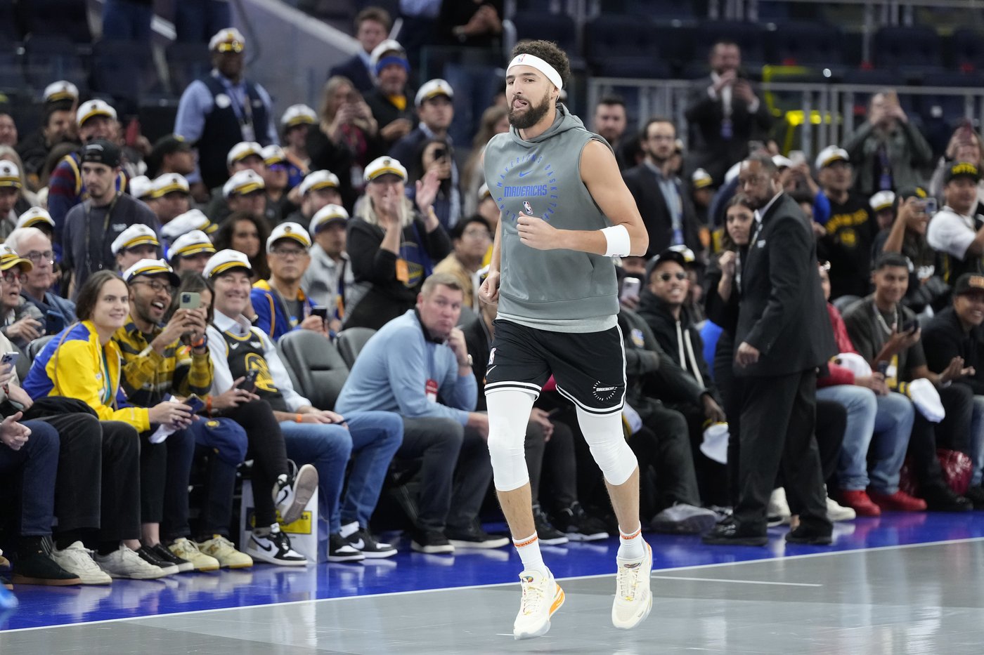 Klay Thompson returns to cheers from some 400 Warriors employees | iNFOnews.ca Klay Thompson returns to cheers from some 400 Warriors employees | iNFOnews.ca