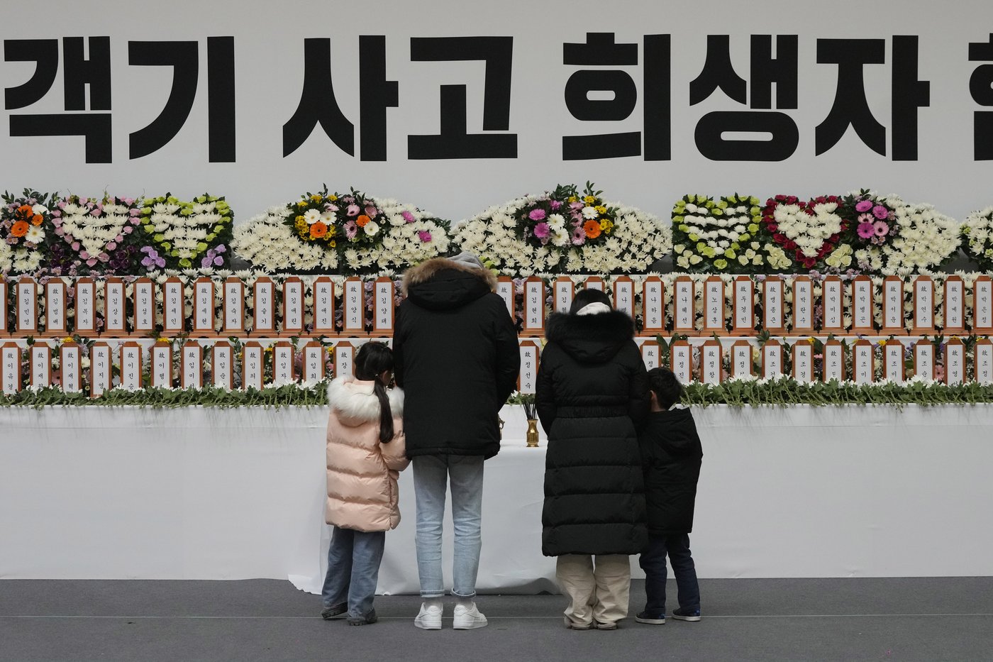 Jetliner skids off runway and bursts into flames while landing in South Korea, killing 179 | iNFOnews.ca Jetliner skids off runway and bursts into flames while landing in South Korea, killing 179 | iNFOnews.ca