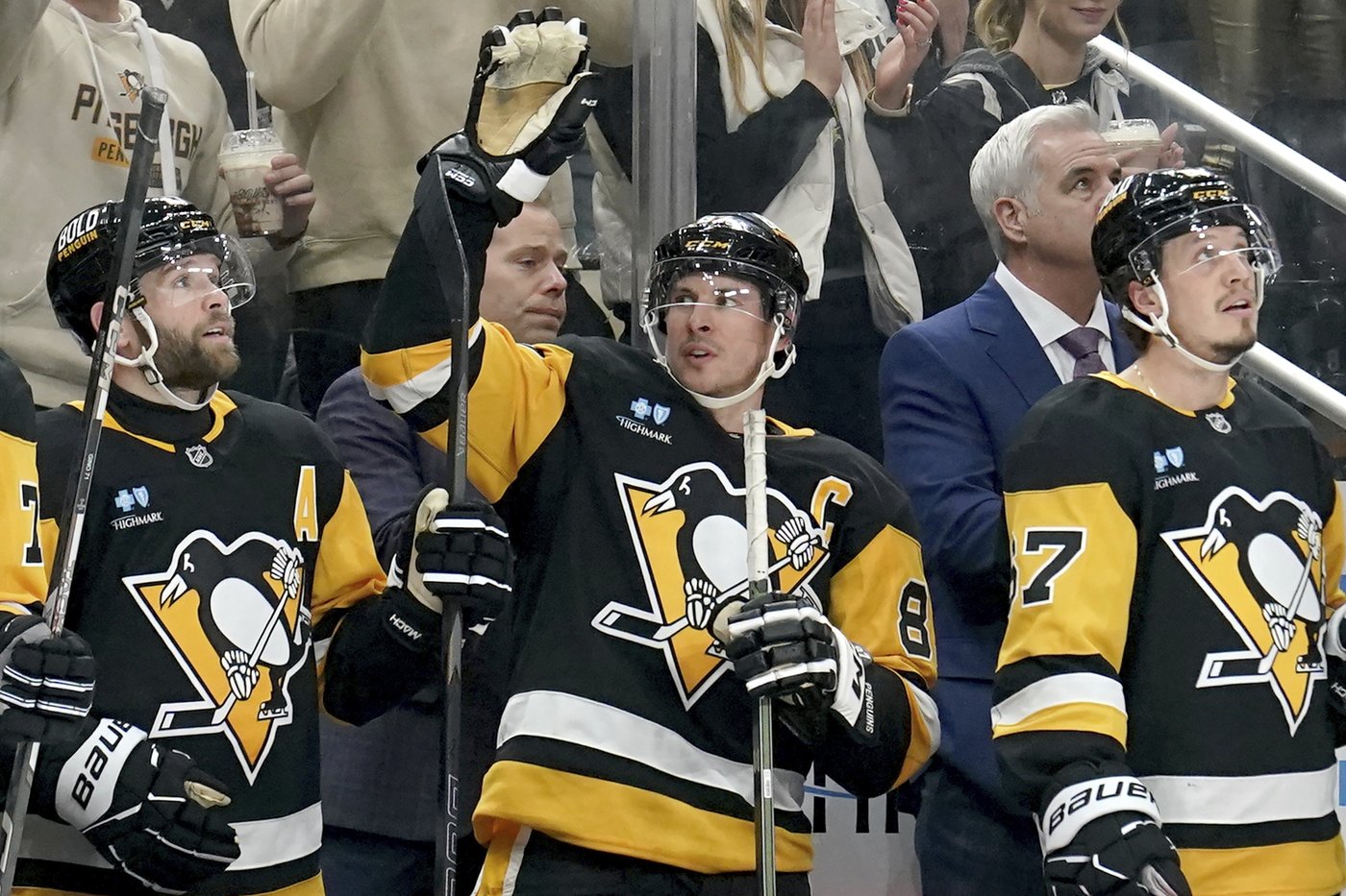 Crosby breaks Lemieux's Penguins career assists record in 3-2 victory over the Islanders | iNFOnews.ca
