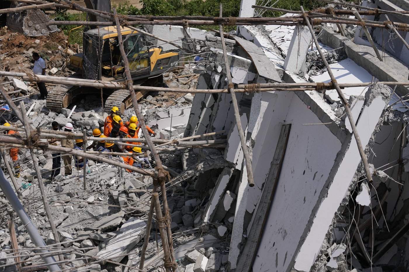 Building collapses during heavy rains in southern India city, killing at least 5 workers | iNFOnews.ca