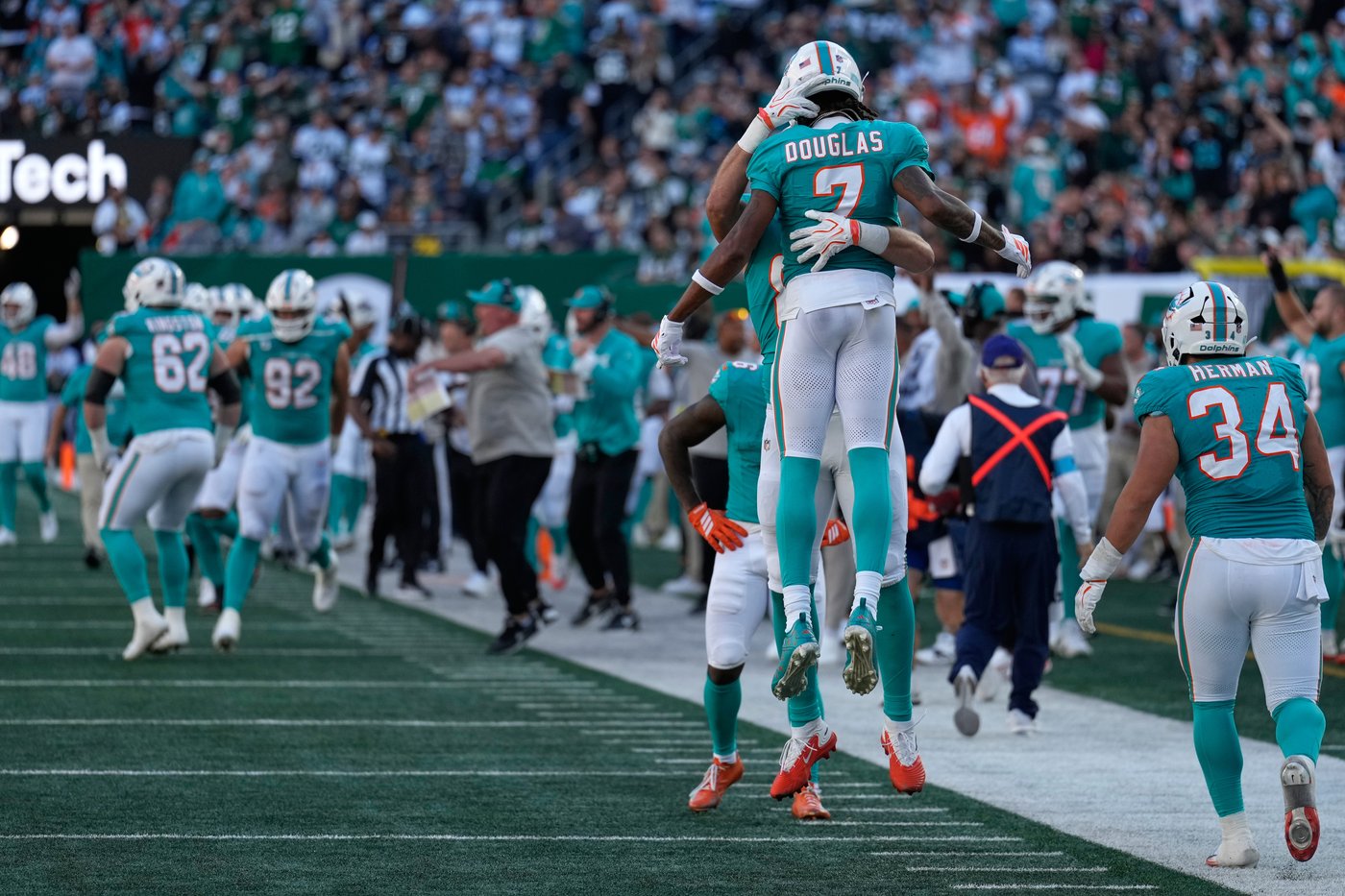 Malik Willis sparks first win for Jeff Hafley and Dolphins hold off late Jets rally in 28-25 victory | iNFOnews.ca Malik Willis sparks first win for Jeff Hafley and Dolphins hold off late Jets rally in 28-25 victory | iNFOnews.ca