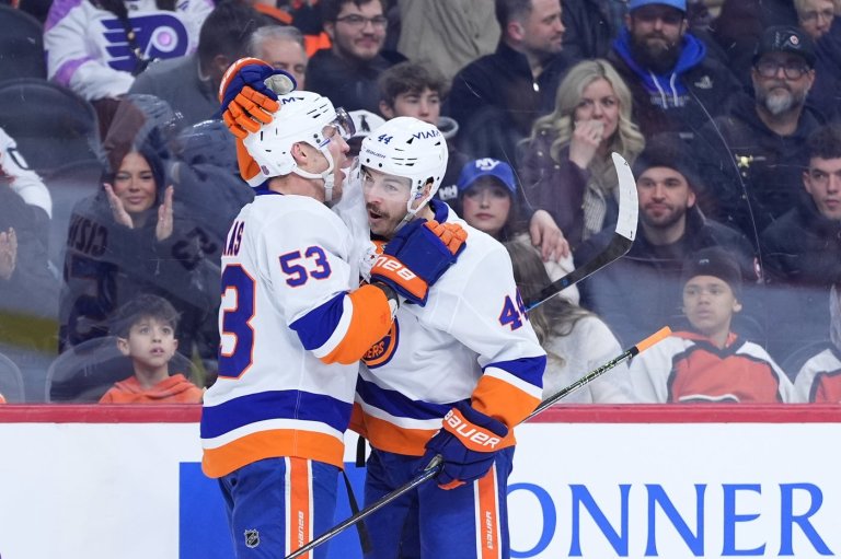 Sorokin's 6th shutout and Pageau's 2 goals power Islanders to 4-0 win over Flyers | iNFOnews.ca