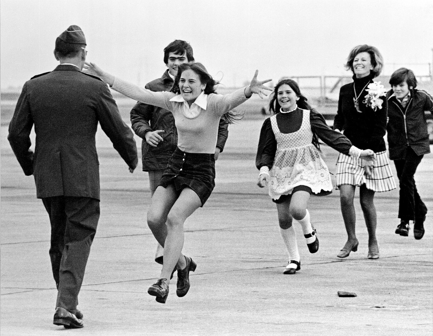 Vietnam War POW Robert Stirm, seen in iconic 'Burst of Joy' photo with family, dies at 92 | iNFOnews.ca