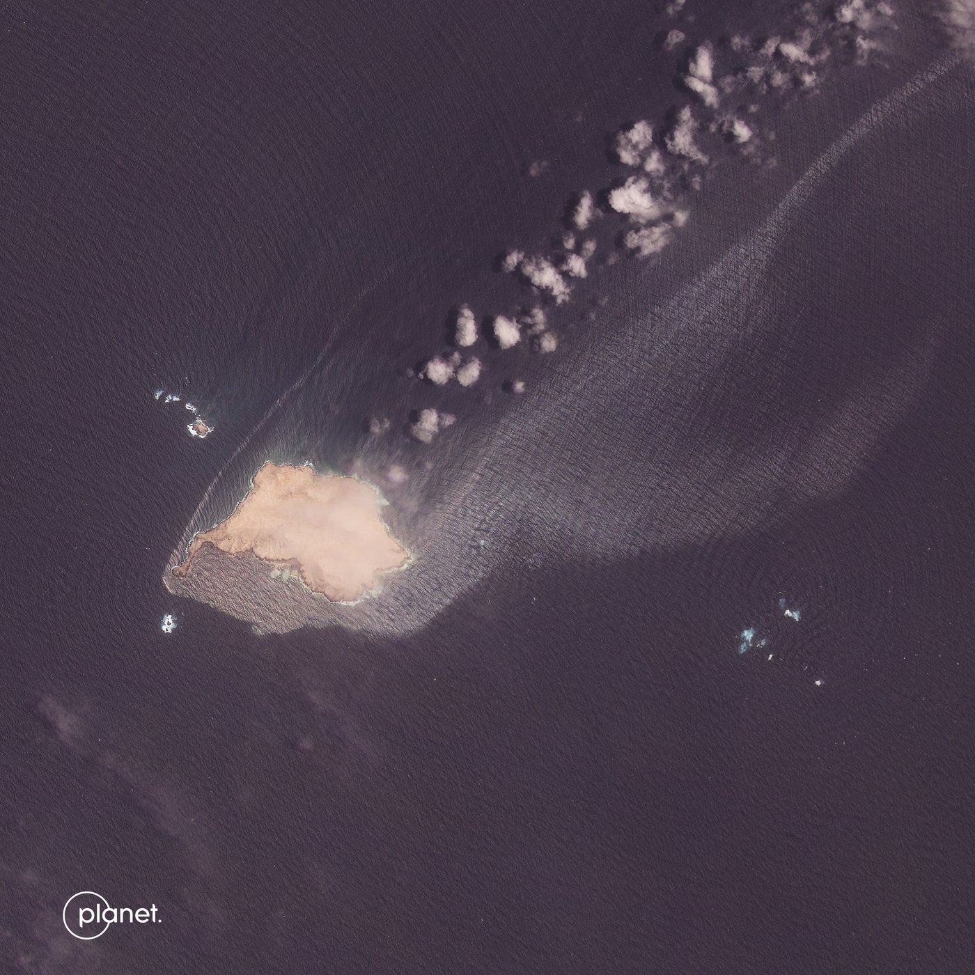 A British firm starts containment of oil spill from stricken tanker off Oman | iNFOnews.ca A British firm starts containment of oil spill from stricken tanker off Oman | iNFOnews.ca