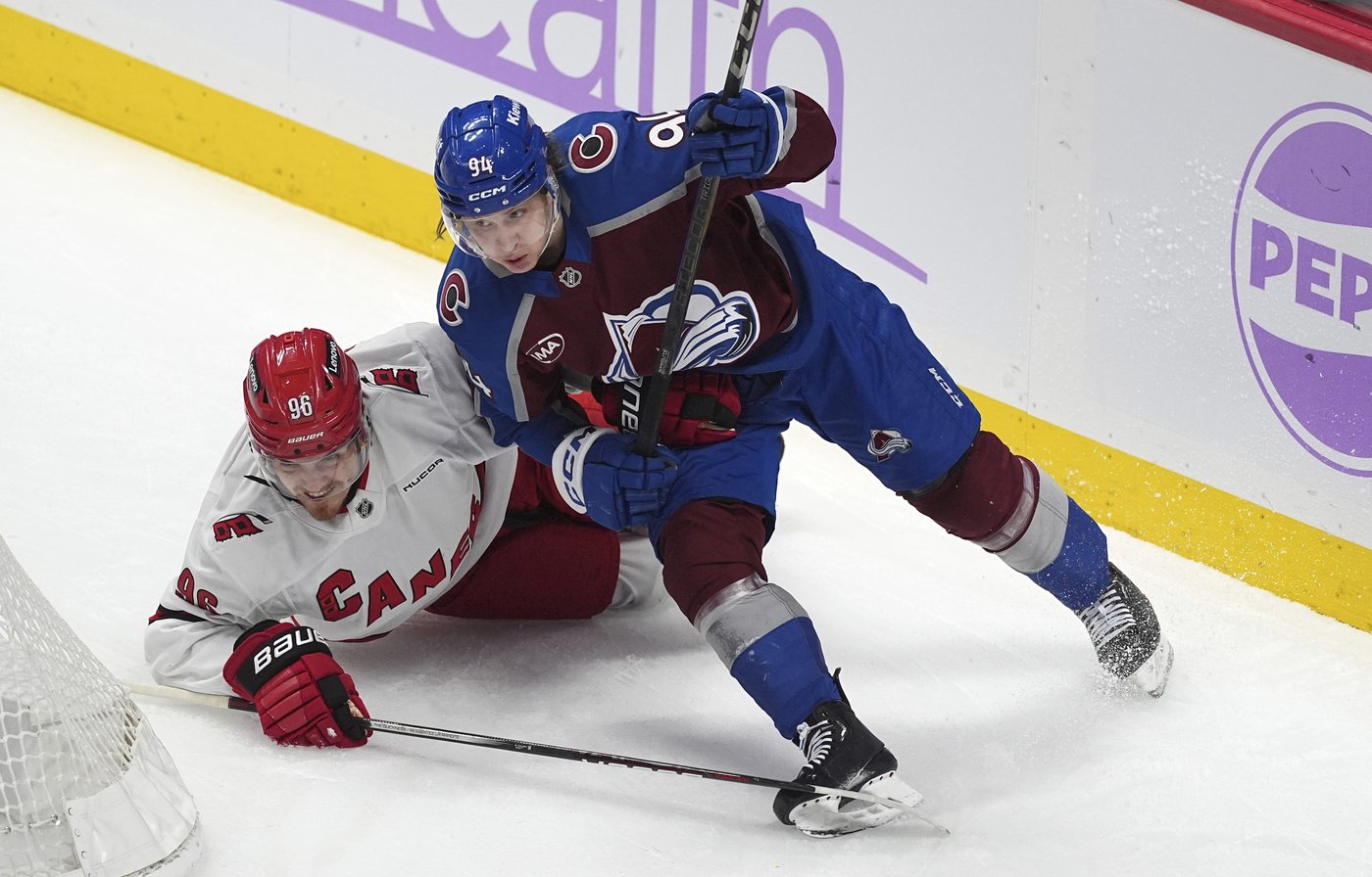 Avalanche score 5 goals in second period and end Hurricanes' 8-game win streak, 6-4 | iNFOnews.ca