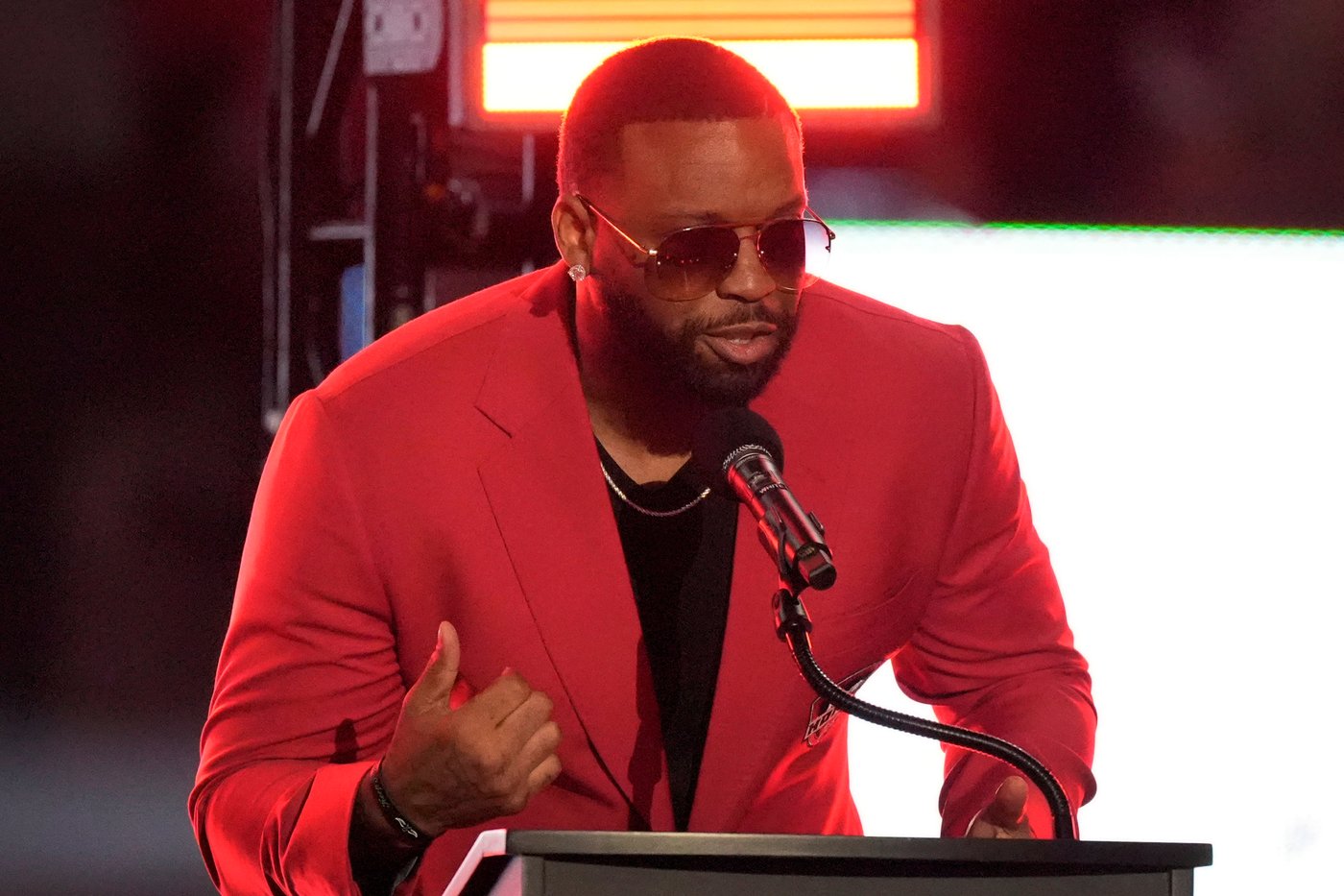 Falcons sacks king John Abraham has former coach Mike Smith return to lead ring of honor ceremony | iNFOnews.ca