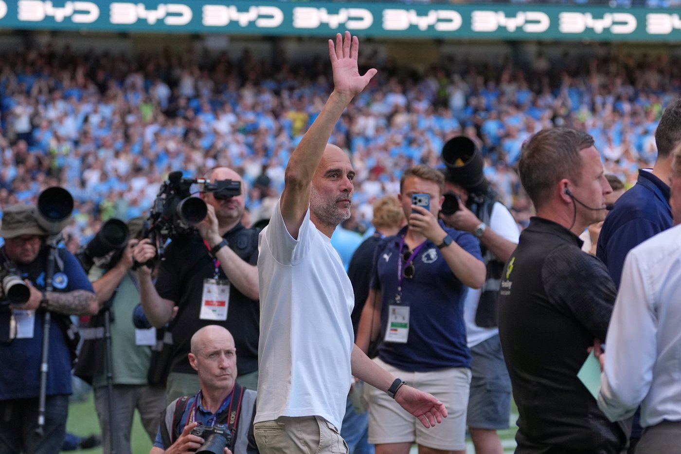 Pep Guardiola fights back tears and says goodbye as Man City fans implore him to stay 10 more years | iNFOnews.ca
