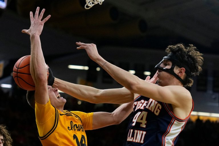 Keaton Wagler scored 19 points and No. 16 Illinois holds off No. 19 Iowa in 75-69 victory | iNFOnews.ca