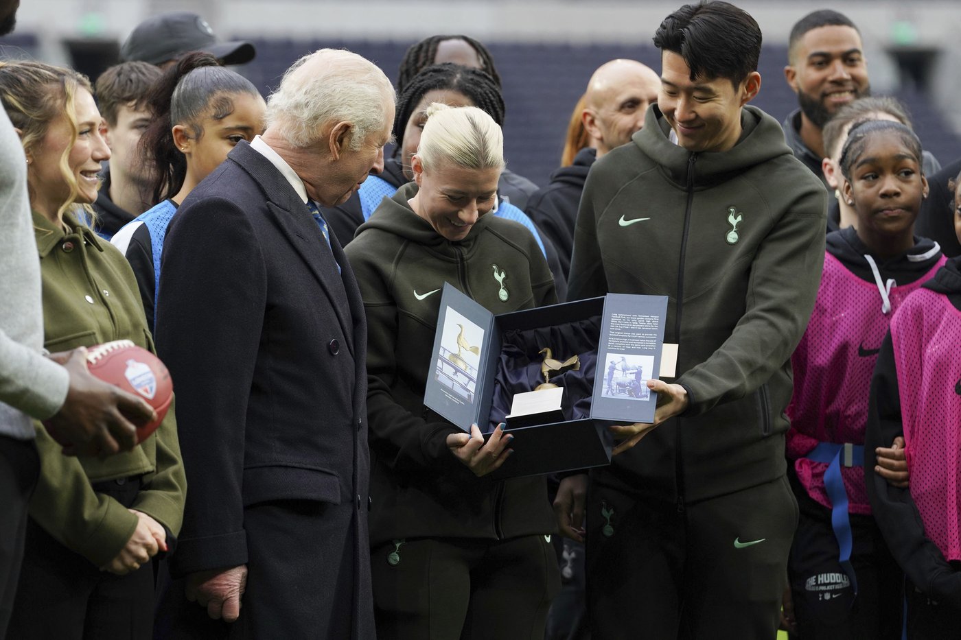 King Charles gets QB lesson at Tottenham Hotspur Stadium | iNFOnews.ca