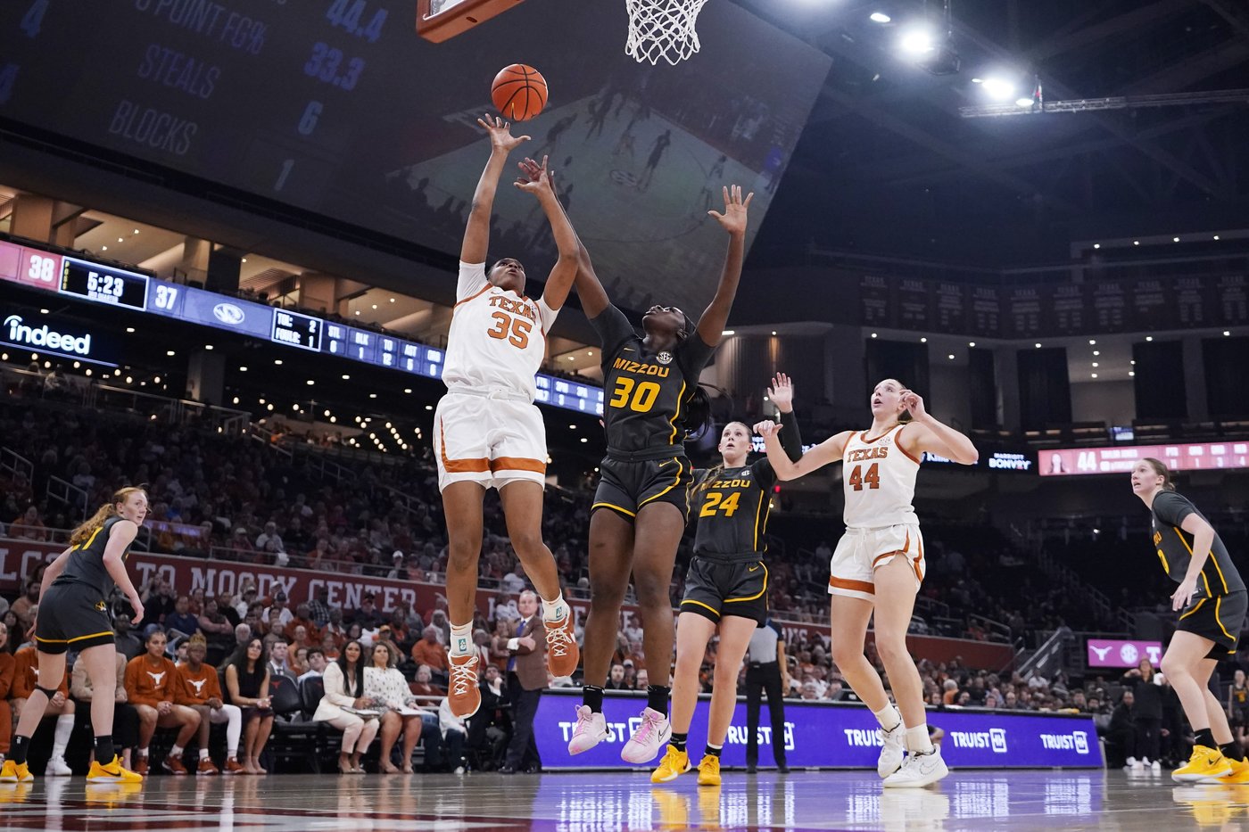 Jones and Booker lead No. 5 Texas past Missouri 70-61 for Longhorns' 18th straight home win | iNFOnews.ca Jones and Booker lead No. 5 Texas past Missouri 70-61 for Longhorns' 18th straight home win | iNFOnews.ca