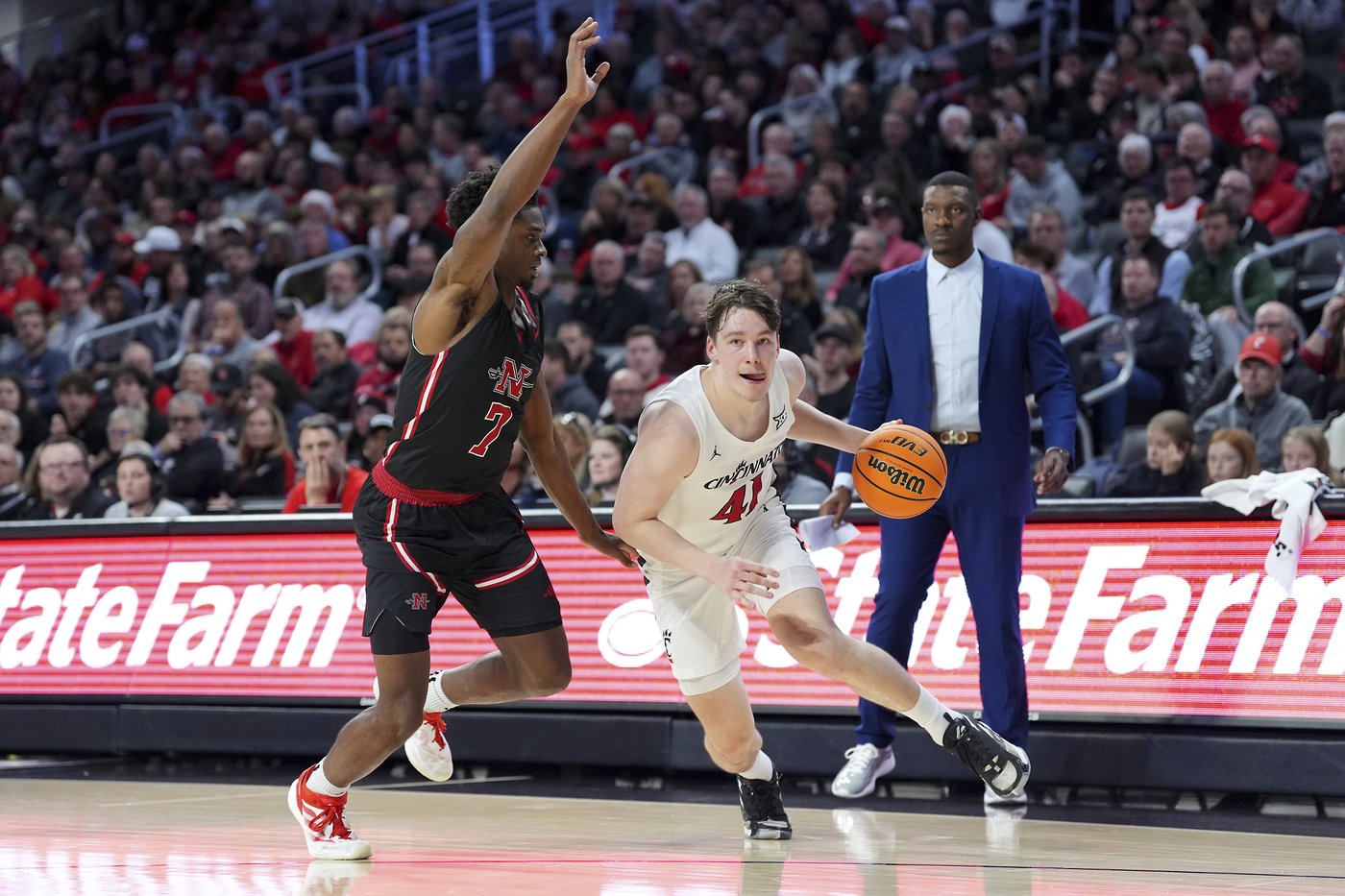 Simas Lukosius, Jizzle James each score 19 points and No. 17 Cincinnati beats Nicholls State 86-49 | iNFOnews.ca
