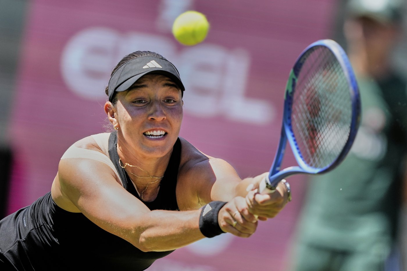 Pegula beats Swiatek on grass to win Bad Homburg title in Wimbledon tune-up | iNFOnews.ca Pegula beats Swiatek on grass to win Bad Homburg title in Wimbledon tune-up | iNFOnews.ca