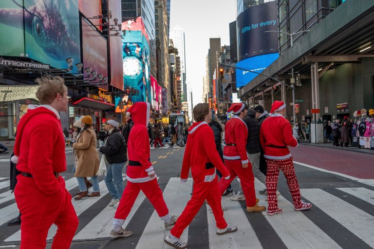 Popular NYC SantaCon charity fundraiser was more con than Claus, authorities say | iNFOnews.ca