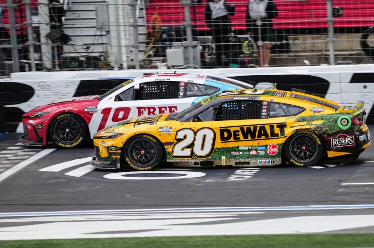 Chase Briscoe holds off teammate Christopher Bell in Charlotte to win 2nd straight playoff race | iNFOnews.ca