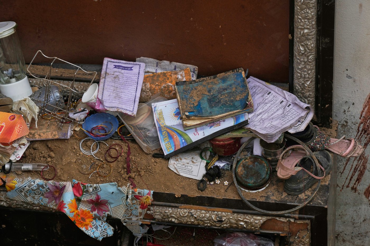 Mourners attend funerals for 14 Pakistani children killed in tutoring center roof collapse | iNFOnews.ca