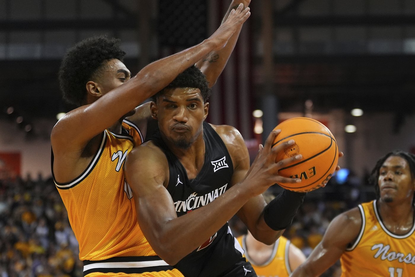 Lukosius hits 6 3-pointers to help No. 18 Cincinnati hold off Northern Kentucky 76-60 | iNFOnews.ca Lukosius hits 6 3-pointers to help No. 18 Cincinnati hold off Northern Kentucky 76-60 | iNFOnews.ca