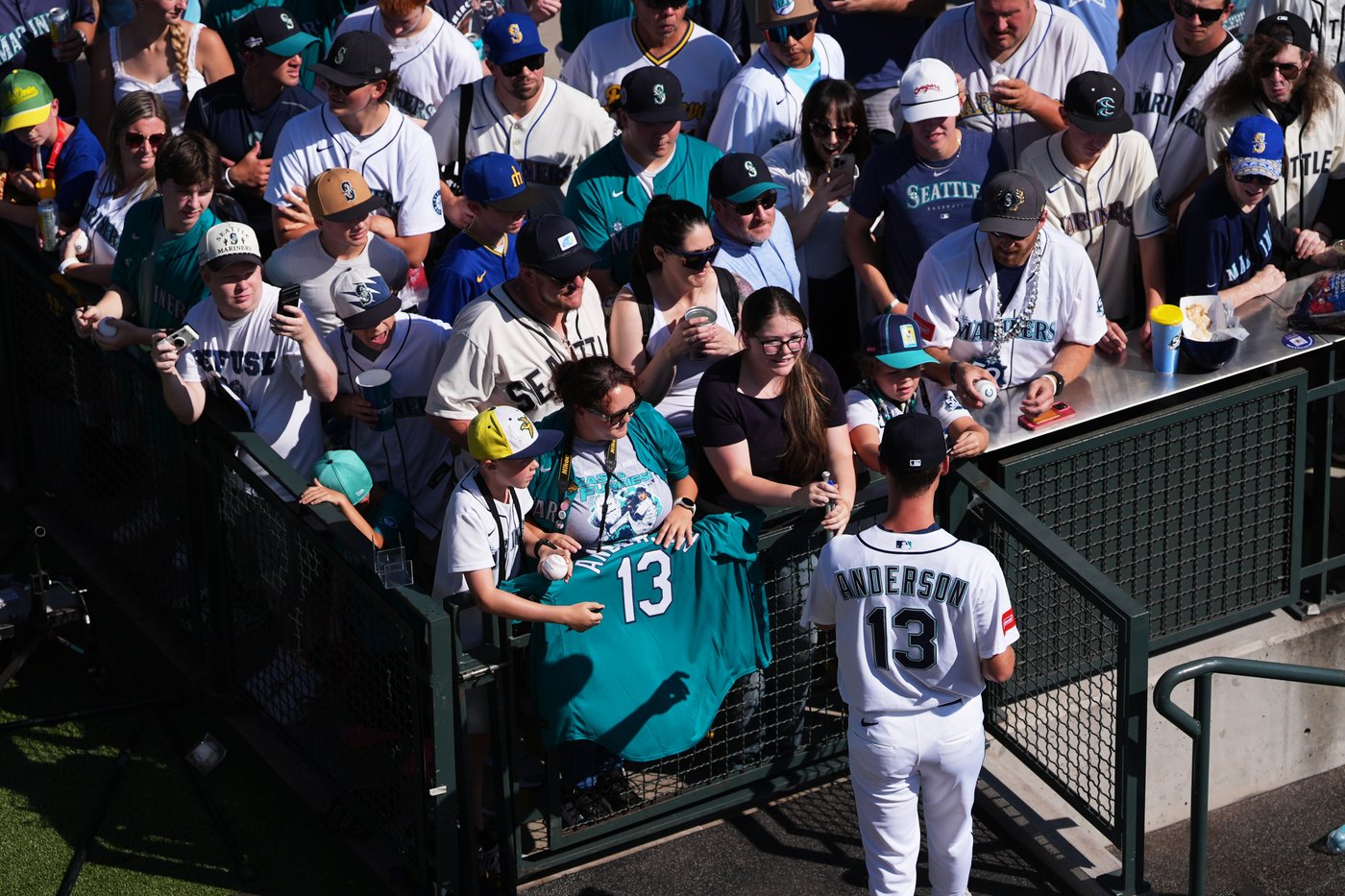 Mariners’ Kade Anderson signs autographs, takes it all in before impressing in big league debut | iNFOnews.ca Mariners’ Kade Anderson signs autographs, takes it all in before impressing in big league debut | iNFOnews.ca