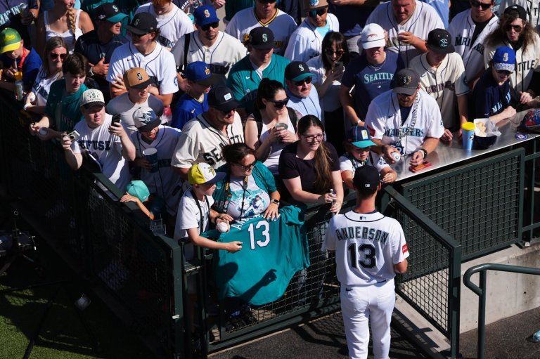 Mariners’ Kade Anderson signs autographs, takes it all in before impressing in big league debut | iNFOnews.ca
