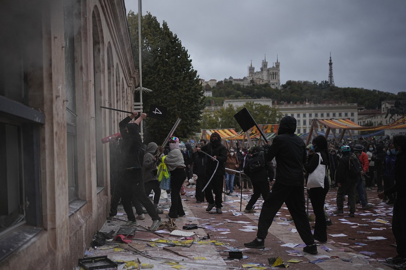 Clashes, fires and looting break out as protesters rally across France, joining students | iNFOnews.ca