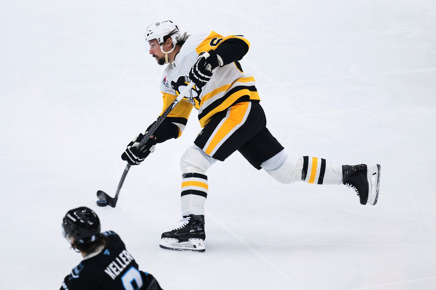 Mammoth hold off late charge from Penguins for 5-4 win | iNFOnews.ca Mammoth hold off late charge from Penguins for 5-4 win | iNFOnews.ca
