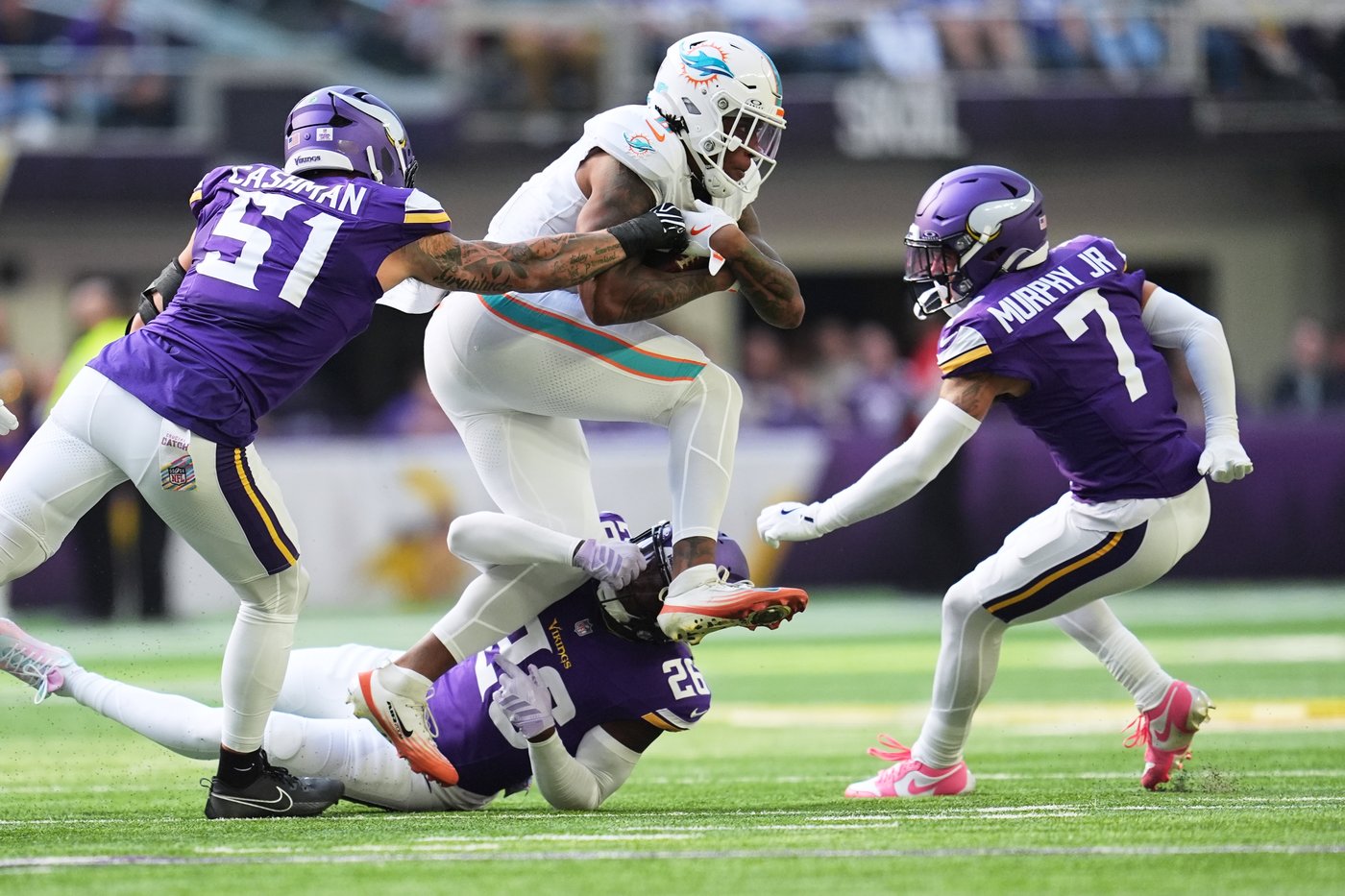 Unbeaten Vikings keep Dolphins winless with dominant defense, Reichard's kicks, Hockenson's catches | iNFOnews.ca