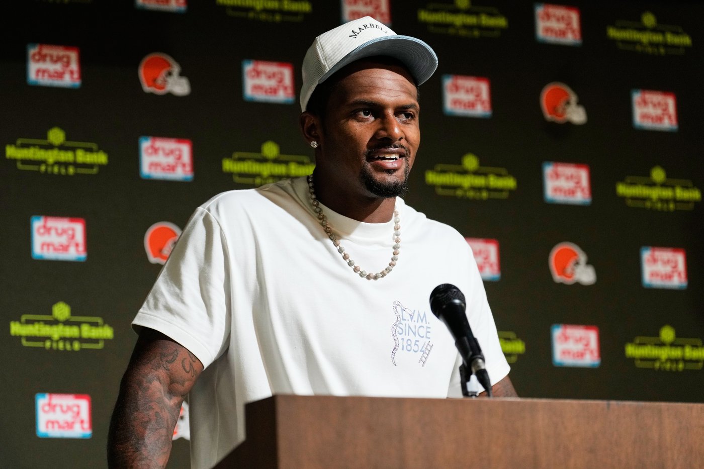 Jim Brown statue outside Browns' stadium used to send Deshaun Watson message | iNFOnews.ca Jim Brown statue outside Browns' stadium used to send Deshaun Watson message | iNFOnews.ca