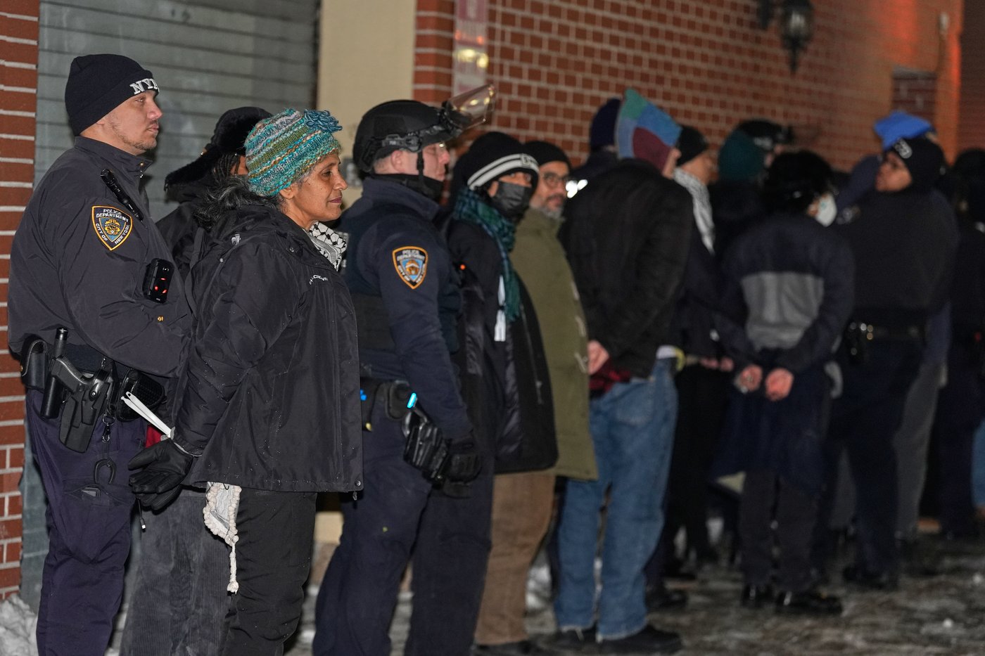 Dozens of protesters arrested at hotel in Manhattan during sit-in over immigration crackdown | iNFOnews.ca Dozens of protesters arrested at hotel in Manhattan during sit-in over immigration crackdown | iNFOnews.ca