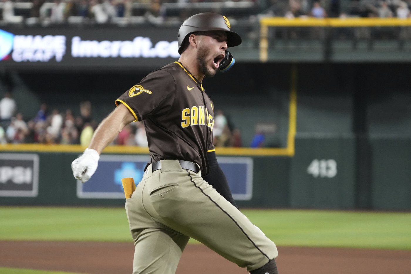 Padres hit 3 HRs in the 9th inning for a 5-0 win over the D-backs, who lose ground in playoff race | iNFOnews.ca Padres hit 3 HRs in the 9th inning for a 5-0 win over the D-backs, who lose ground in playoff race | iNFOnews.ca
