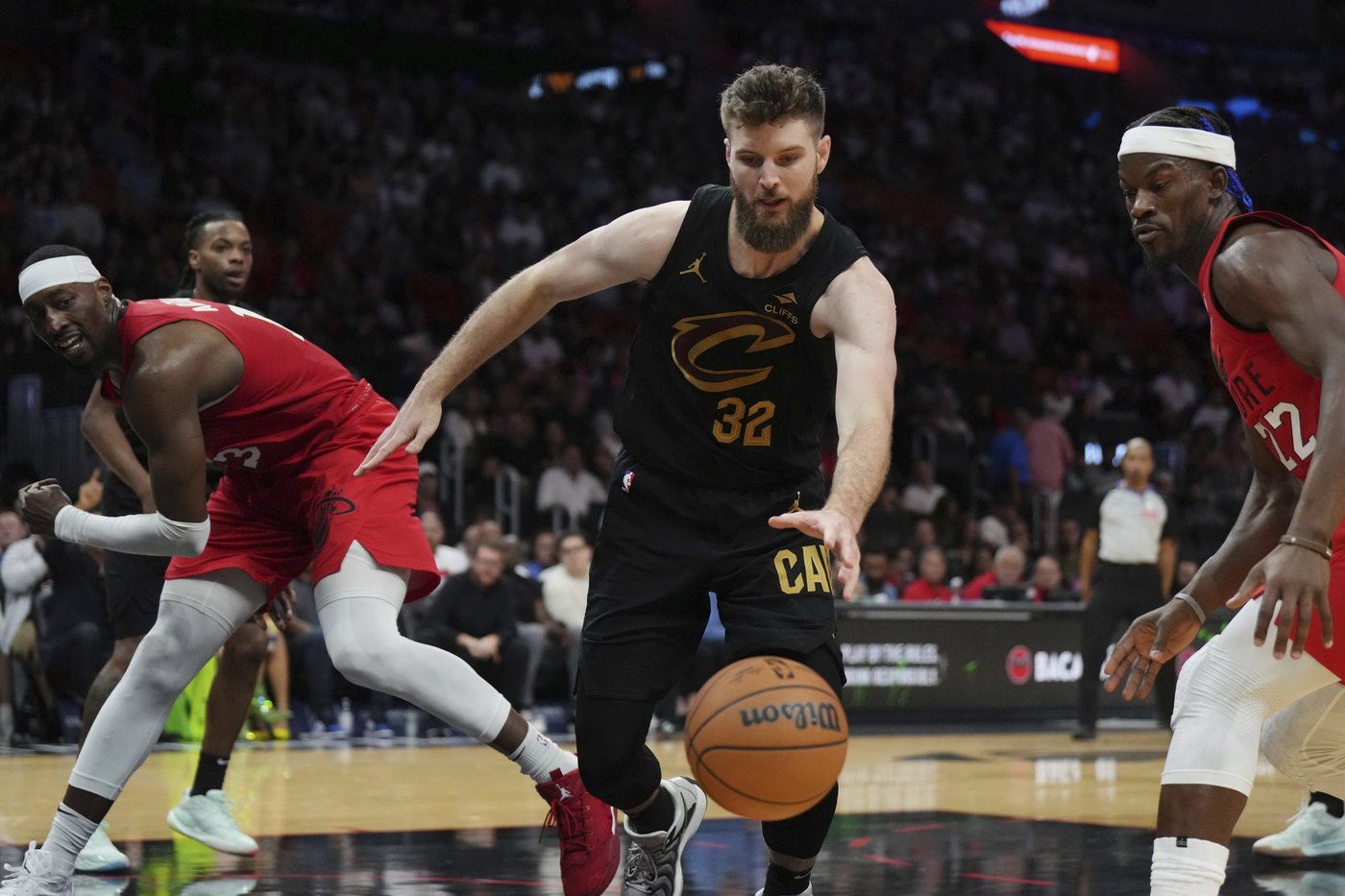 Herro scores 34, Robinson adds 23 and Heat beat Cleveland 122-113, only 4th loss for Cavs | iNFOnews.ca