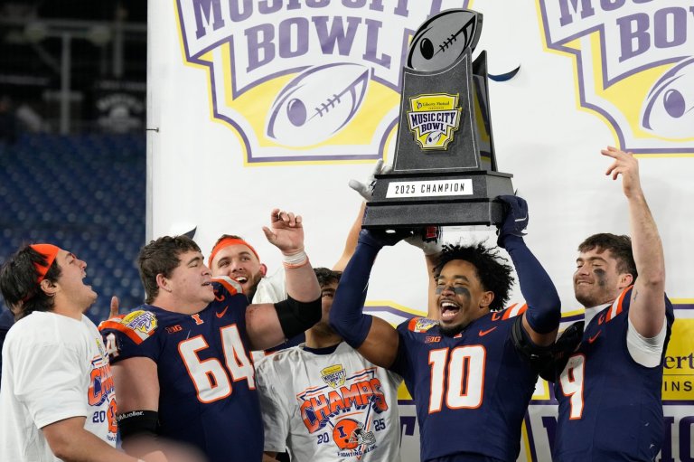 Illinois beats Tennessee in the Music City Bowl to keep Big Ten undefeated this bowl season | iNFOnews.ca