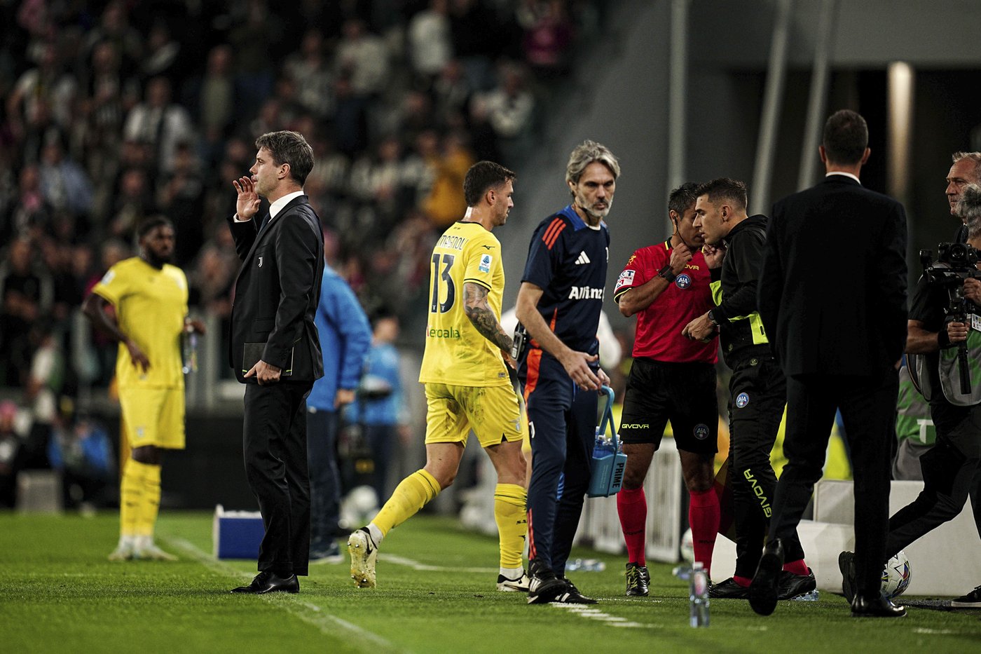Milan holds on with 10 men to edge Udinese while Juventus beats 10-man Lazio | iNFOnews.ca