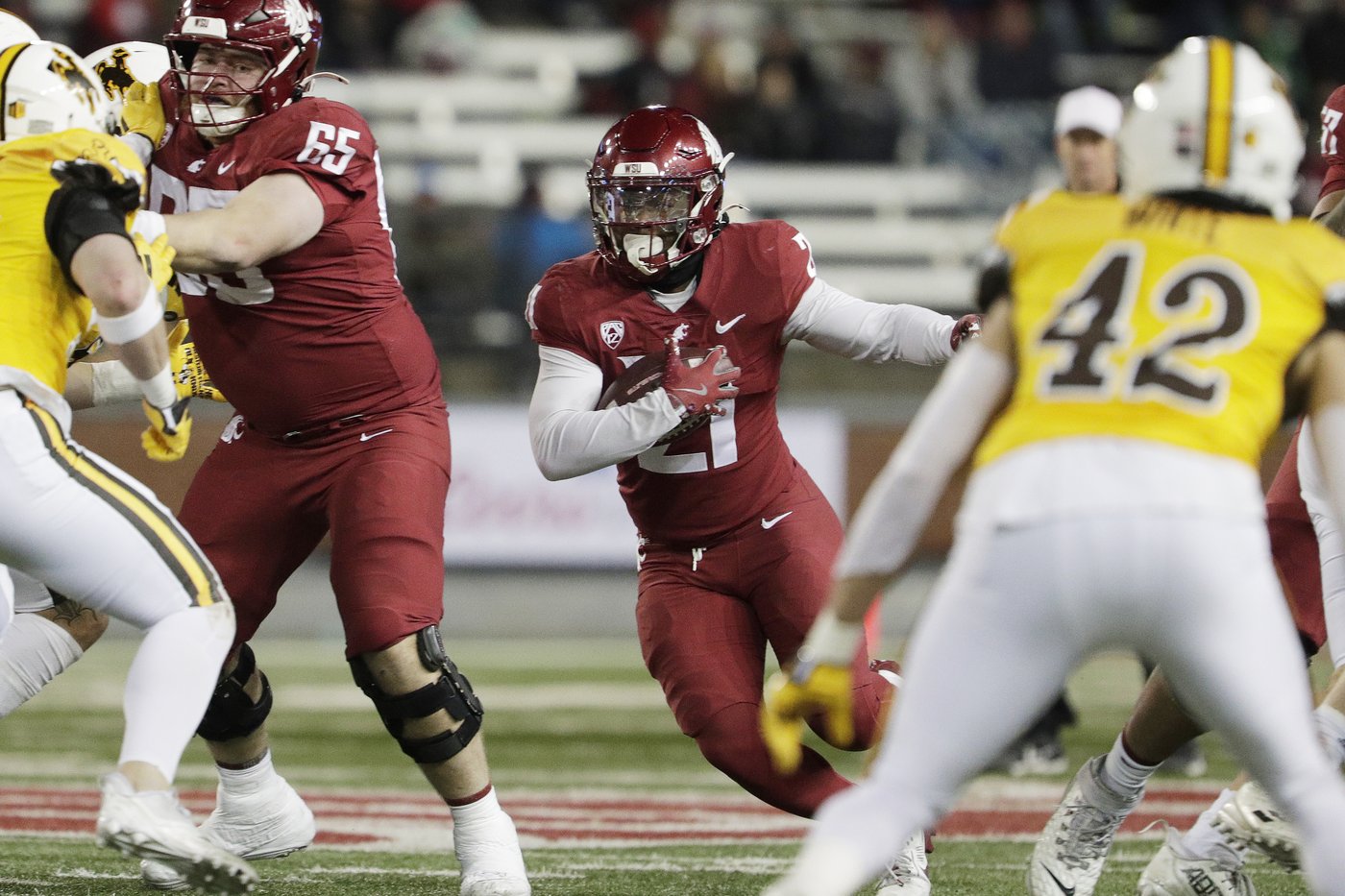 Evan Svoboda throws late TD pass to John Michael Gyllenborg as Wyoming beats Washington State 15-14 | iNFOnews.ca