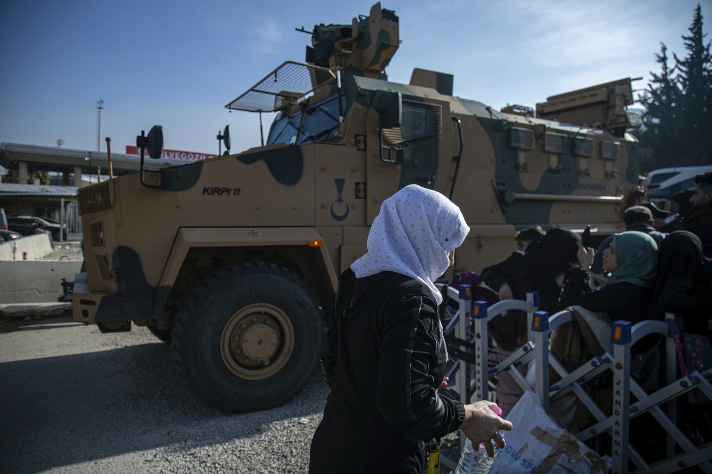 Hundreds of Syrians line up at Turkish border crossings as Erdogan expects more to go home | iNFOnews.ca Hundreds of Syrians line up at Turkish border crossings as Erdogan expects more to go home | iNFOnews.ca