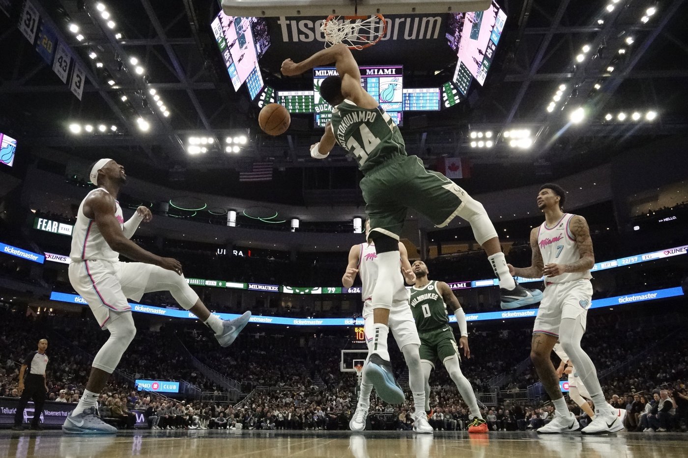 Lillard, Bucks overcome travel issues to trounce Heat 125-96 for 5th straight win | iNFOnews.ca