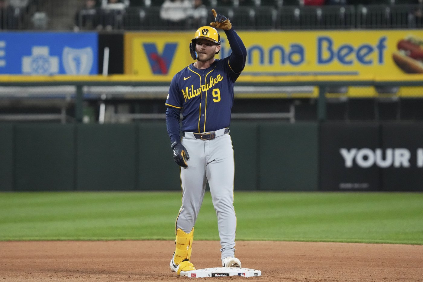 Jake Bauers hits 2-run double in the 8th inning to help the Brewers beat the White Sox 6-4 | iNFOnews.ca