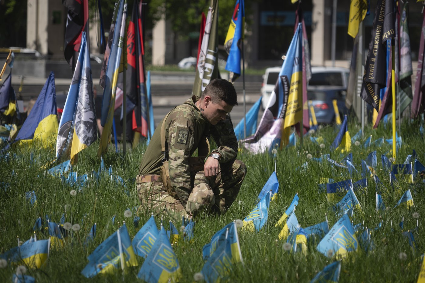 A makeshift memorial grows in Ukraine’s capital after 1,000 days of war | iNFOnews.ca A makeshift memorial grows in Ukraine’s capital after 1,000 days of war | iNFOnews.ca