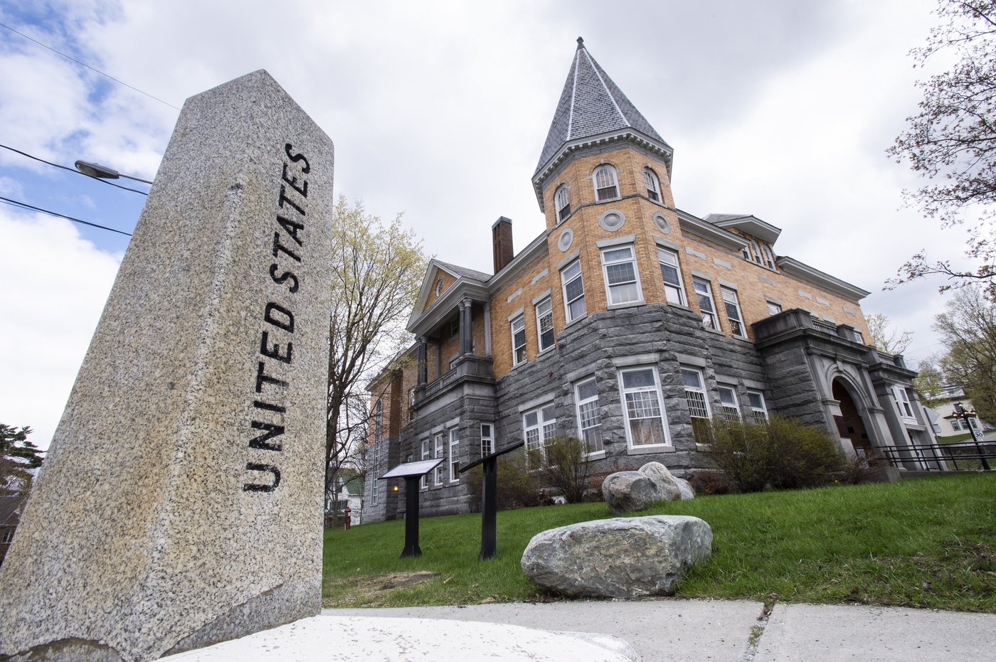 Quebec town says U.S. is limiting Canadian access to border-straddling library | iNFOnews.ca