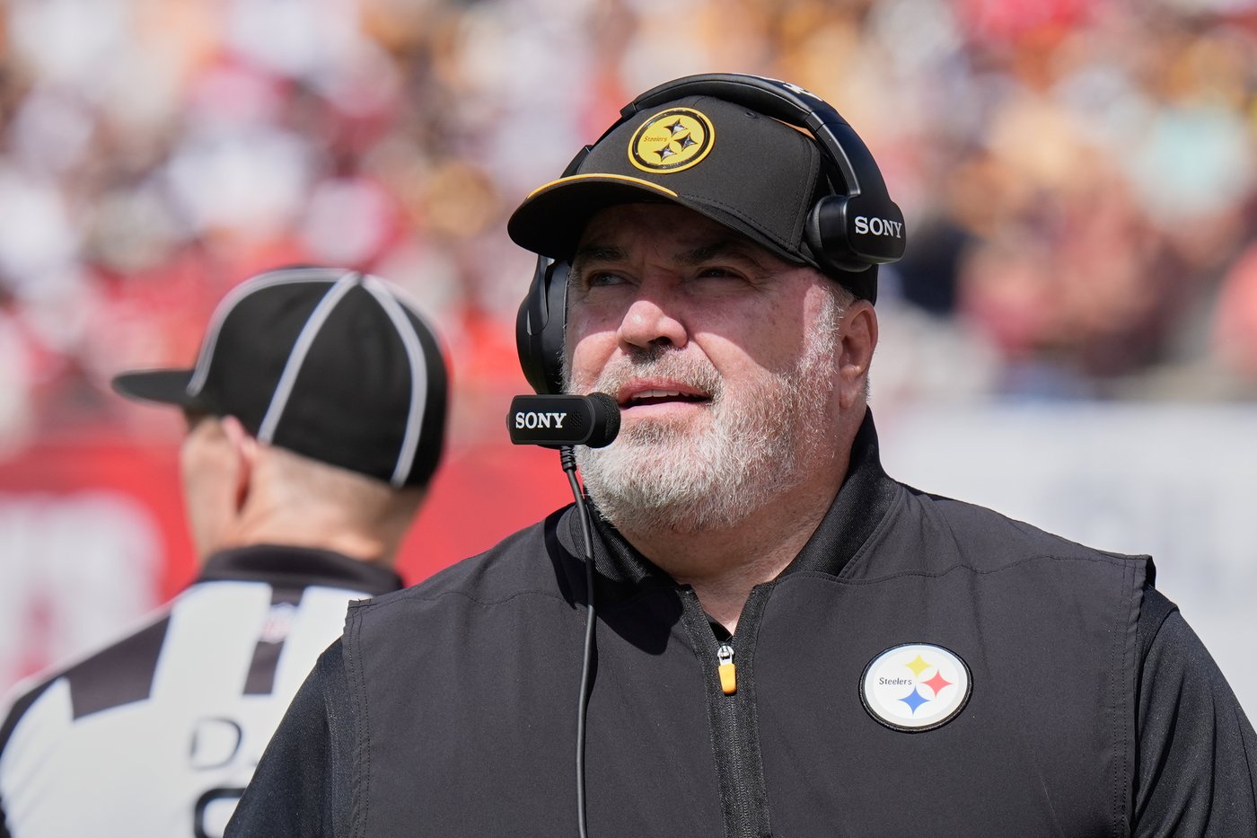 Steelers coach Mike McCarthy shrugs off foot injury after halftime tent visit | iNFOnews.ca Steelers coach Mike McCarthy shrugs off foot injury after halftime tent visit | iNFOnews.ca