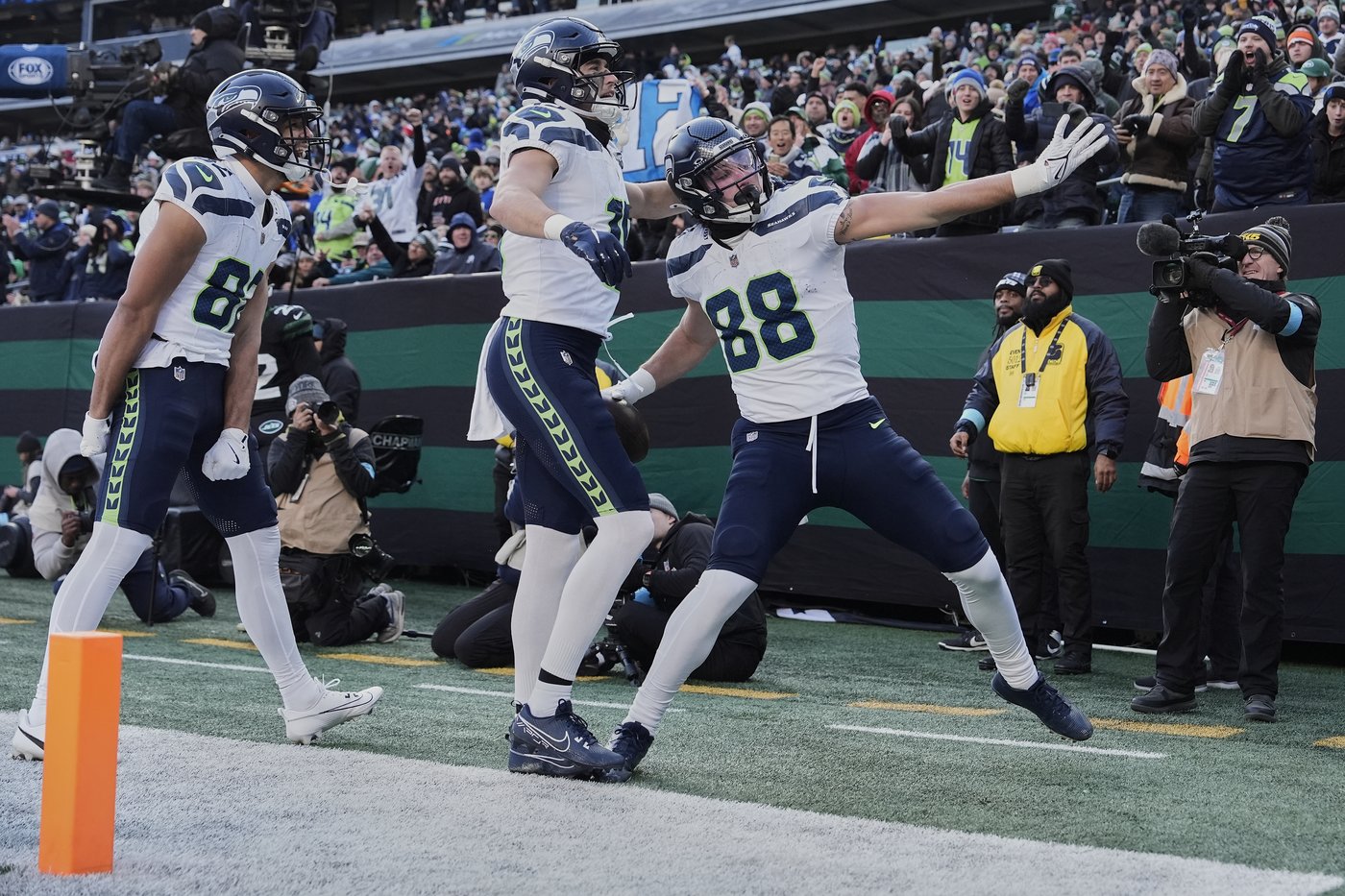 Williams' 92-yard INT return and Charbonnet's late TD run help Seahawks top Jets 26-21 | iNFOnews.ca