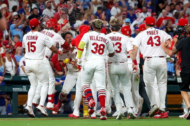 Herrera doubles as Cardinals rally to beat Cubs 3-2 in 10 innings | iNFOnews.ca