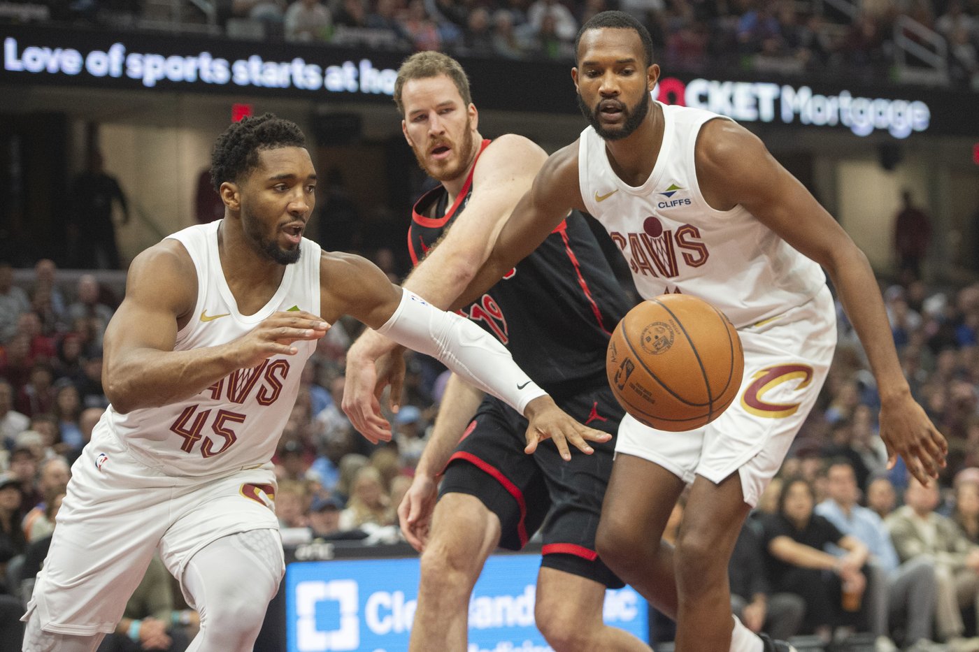 Mitchell's 26 points help Cavs improve to 17-1, stay perfect at home with 122-108 win over Raptors | iNFOnews.ca
